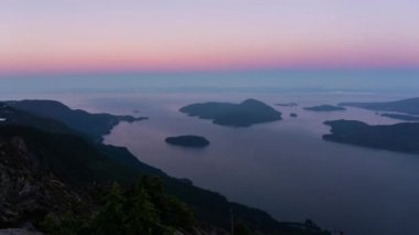 Panoramik manzaralı Howe ses canlı yaz gün doğumu sırasında. Brunswick Dağı, Kuzey Vancouver, Bc, Kanada üst kısmından alınan.