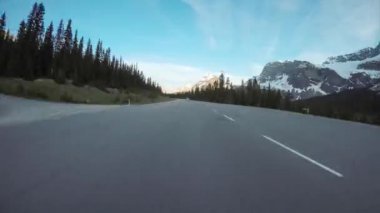 Canlı bir yaz günü boyunca Kanada Rockies ile güzel bir karayolu, Icefields Parkway, bir Scenic sürücü Timelapse. Banff National Park, Alberta, Kanada'da bulunan.