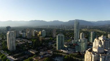 Canlı bir yaz gün batımı nda modern bir şehrin havadan görünümü. Metrotown, Burnaby, Greater Vancouver, Bc, Kanada yakınlarında çekilmiş.