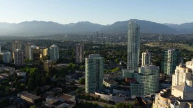 Canlı bir yaz gün batımı nda modern bir şehrin havadan görünümü. Metrotown, Burnaby, Greater Vancouver, Bc, Kanada yakınlarında çekilmiş.