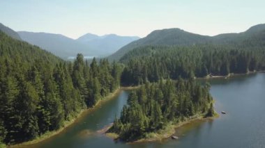 Güneşli yaz gün boyunca güzel bir Kanada manzara havadan görünümüdür. Kenyon Gölü bir görev, East of Vancouver, Bc, Kanada bulunan, çekilmiş.