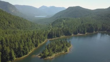 Güneşli yaz gün boyunca güzel bir Kanada manzara havadan görünümüdür. Kenyon Gölü bir görev, East of Vancouver, Bc, Kanada bulunan, çekilmiş.