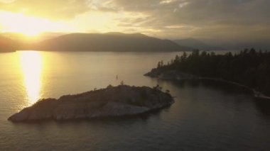 Güzel bir Kanada manzara bir canlı yaz gün batımı sırasında hava görünümünü. Whytecliff Park, Horseshoe Bay, Batı Vancouver, British Columbia, Kanada alınan.