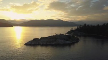 Güzel bir Kanada manzara bir canlı yaz gün batımı sırasında hava görünümünü. Whytecliff Park, Horseshoe Bay, Batı Vancouver, British Columbia, Kanada alınan.