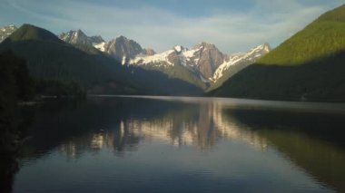 Canlı yaz gün doğumu sırasında Kanada dağ manzarası doğal bir gölde hava görünümünü. Alınan Jones Gölü yakınında Chilliwack ve umut, East of Vancouver, Bc, Kanada.