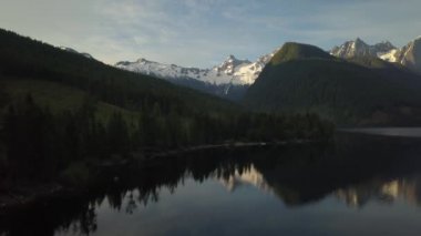 Canlı yaz gün doğumu sırasında Kanada dağ manzarası doğal bir gölde hava görünümünü. Alınan Jones Gölü yakınında Chilliwack ve umut, East of Vancouver, Bc, Kanada.