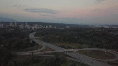 Canlı bir gün batımı sırasında kentin bir otoyol kavşağı hava görünümünü. Burnaby, büyük Vancouver, Bc, Kanada alınan.