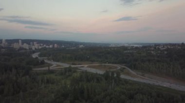 Canlı bir gün batımı sırasında kentin bir otoyol kavşağı hava görünümünü. Burnaby, büyük Vancouver, Bc, Kanada alınan.