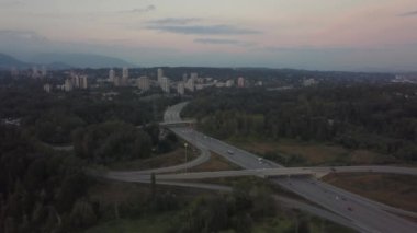 Canlı bir gün batımı sırasında kentin bir otoyol kavşağı hava görünümünü. Burnaby, büyük Vancouver, Bc, Kanada alınan.