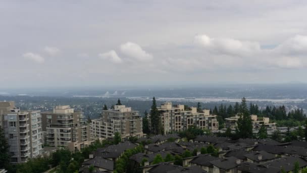 曇りの夏の日の間に住宅街の空中タイムラプス バーナビー山の頂上 バンクーバー カナダ — ストック動画