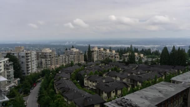 Luchtfoto Timelapse Van Een Woonwijk Tijdens Een Bewolkte Zomerdag Genomen — Stockvideo