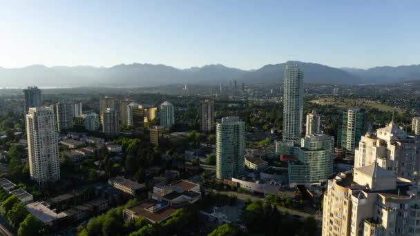 Flygbild Över Modern Stad Pulserande Sommar Solnedgång Fattas Nära Metrotown — Stockvideo