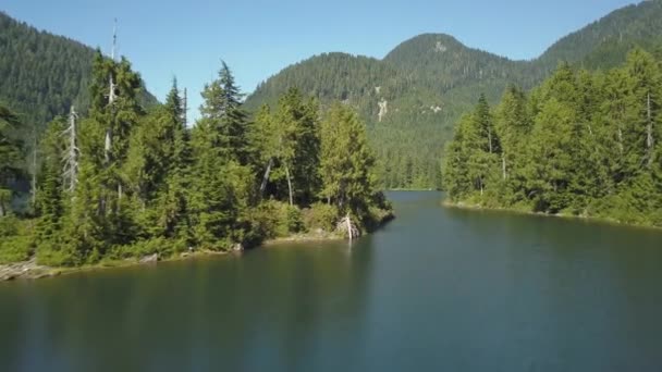 Vue aérienne d'un magnifique paysage canadien par une journée ensoleillée d'été. Prise au lac Kenyon, près de Mission, à l'est de Vancouver (C.-B.), Canada .