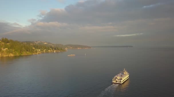 Vista Aérea Barco Balsa Oceano Durante Pôr Sol Nublado Vibrante — Vídeo de Stock