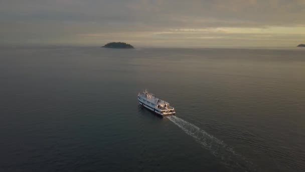 Vista Aérea Barco Balsa Oceano Durante Pôr Sol Nublado Vibrante — Vídeo de Stock