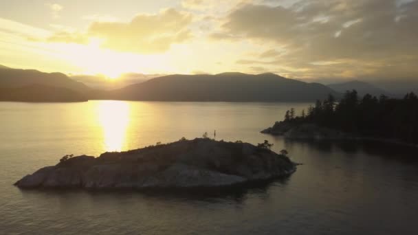 Vista Aérea Hermoso Paisaje Canadiense Durante Una Vibrante Puesta Sol — Vídeos de Stock