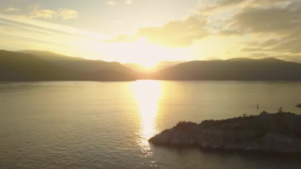 Vista Aérea Hermoso Paisaje Canadiense Durante Una Vibrante Puesta Sol — Vídeo de stock