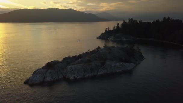 在充满活力的夏季日落中 您可以欣赏到美丽的加拿大风景 拍摄于加拿大不列颠哥伦比亚省西温哥华马蹄湾怀特特克利夫公园 — 图库视频影像