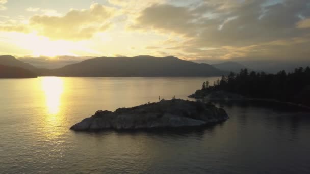 Vista Aérea Hermoso Paisaje Canadiense Durante Una Vibrante Puesta Sol — Vídeo de stock