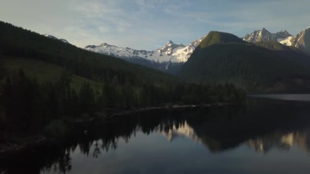Vista Aérea Lago Pintoresco Paisaje Montañoso Canadiense Durante Vibrante Amanecer — Vídeo de stock