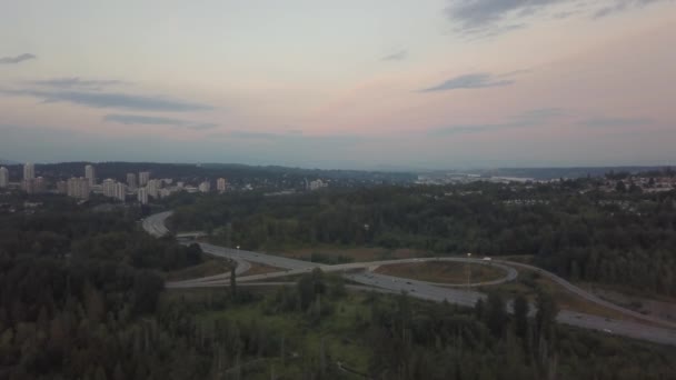 Vista Aérea Una Intersección Carreteras Ciudad Durante Una Vibrante Puesta — Vídeo de stock