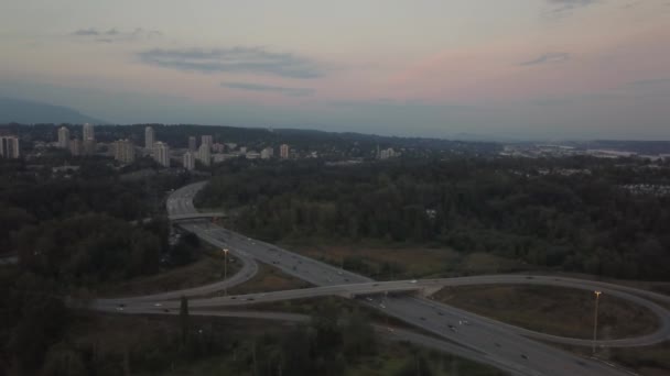 Luftaufnahme Einer Autobahnkreuzung Der Stadt Während Eines Lebhaften Sonnenuntergangs Aufgenommen — Stockvideo