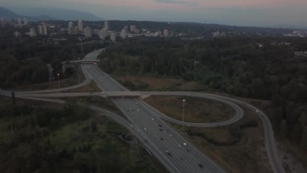 Vista Aérea Una Intersección Carreteras Ciudad Durante Una Vibrante Puesta — Vídeo de stock