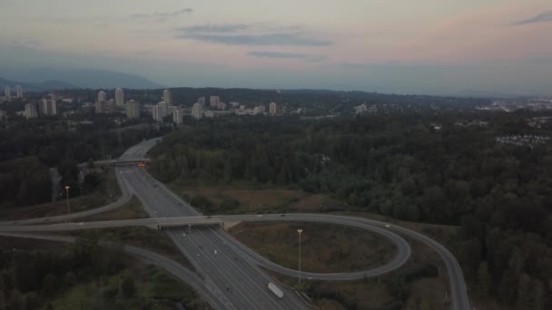 Luftaufnahme Einer Autobahnkreuzung Der Stadt Während Eines Lebhaften Sonnenuntergangs Aufgenommen — Stockvideo