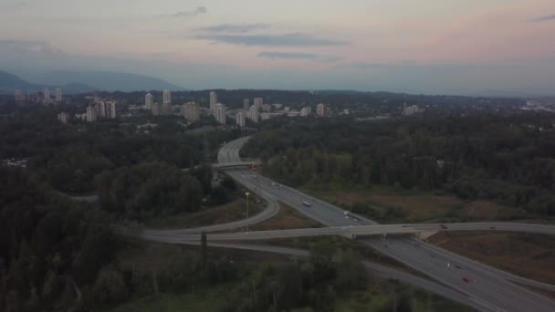 Luftaufnahme Einer Autobahnkreuzung Der Stadt Während Eines Lebhaften Sonnenuntergangs Aufgenommen — Stockvideo