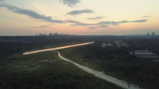 活気に満ちた夕暮れ時の街でバーナビー湖の空撮 大きいバンクーバー ブリティッシュ コロンビア州 カナダでの撮影 — ストック動画