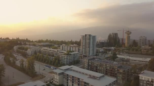 Vista Aérea Edificios Residenciales Cima Montaña Burnaby Durante Una Vibrante — Vídeo de stock