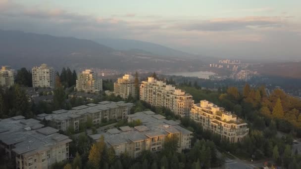 Vista Aérea Edificios Residenciales Cima Montaña Burnaby Durante Una Vibrante — Vídeo de stock