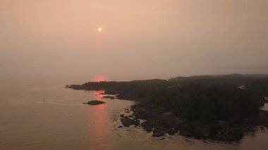 Bir bulutlu yaz gün batımı sırasında Pasifik Okyanusu kıyılarının hava deniz manzarası görünümü. Alınan Ucluelet, Vancouver Adası, Bc, Kanada.