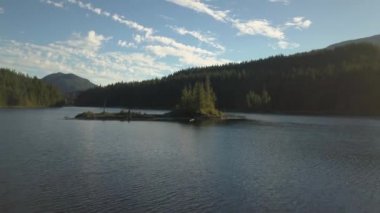 Güneşli yaz gün boyunca güzel bir Kanada manzara havadan görünümüdür. Kuzey Vancouver Adası, British Columbia, Kanada alınan.