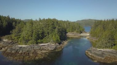 Güneşli yaz gün boyunca güzel bir Kanada manzara havadan görünümüdür. Kuzey Vancouver Adası, British Columbia, Kanada alınan.