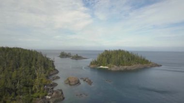 Güneşli yaz gün boyunca güzel bir Kanada manzara havadan görünümüdür. Kuzey Vancouver Adası, British Columbia, Kanada alınan.