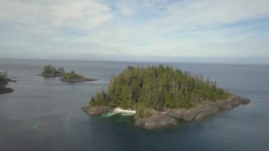 Güneşli yaz gün boyunca güzel bir Kanada manzara havadan görünümüdür. Kuzey Vancouver Adası, British Columbia, Kanada alınan.