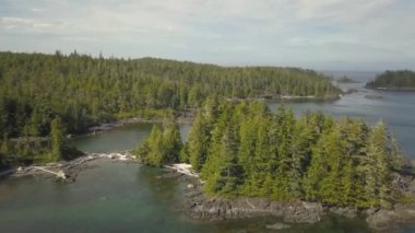 Güzel hava deniz manzarası görünümü bir canlı yaz günü sırasında Pasifik Okyanusu kıyısında. Kuzey Vancouver Adası, British Columbia, Kanada alınan.