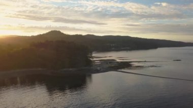 Yaz saati sırasında Pasifik Okyanusu üzerinde küçük bir kasabasında havadan görünümü bir güzel renkli günbatımı. Port Hardy, Kuzey Vancouver Adası, British Columbia, Kanada alınan.