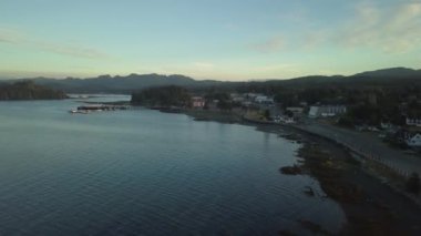 Canlı güneşli bir yaz günü sırasında küçük bir kasaba, Blind Bay, havadan görünümü. İç M.Ö. taken, Kanada.