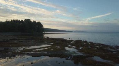 Bir bulutlu yaz gün batımı sırasında Pasifik Okyanusu kıyılarının hava deniz manzarası görünümü. Alınan Ucluelet, Vancouver Adası, Bc, Kanada.