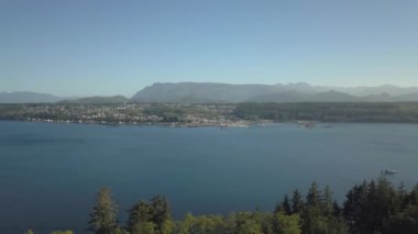 Küçük bir kasaba, bağlantı noktası Mcneill, bir canlı güneşli yaz gün boyunca hava görünümünü. Vancouver Adası, Bc, Kanada içinde alınan.