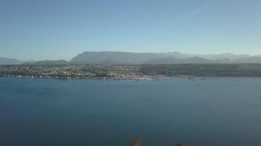 Küçük bir kasaba, bağlantı noktası Mcneill, bir canlı güneşli yaz gün boyunca hava görünümünü. Vancouver Adası, Bc, Kanada içinde alınan.