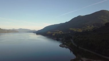 Havadan görünümü nehrin güzel Kanada dağ manzarası vadide. Pemberton, British Columbia, Kanada alınan.