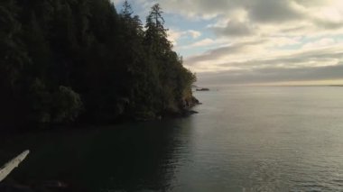 Havadan görünümü nehrin güzel Kanada dağ manzarası bulutlu bir gün batımı sırasında vadide. Pemberton, British Columbia, Kanada alınan.