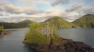 Güzel hava deniz manzarası görünümü bir canlı yaz günü sırasında Pasifik Okyanusu kıyısında. Kuzey Vancouver Adası, British Columbia, Kanada alınan.