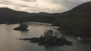 Havadan görünümü nehrin güzel Kanada dağ manzarası bulutlu bir gün batımı sırasında vadide. Pemberton, British Columbia, Kanada alınan.