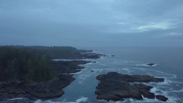 Vista Aérea Costa Oceano Pacífico Durante Pôr Sol Turvo Verão — Vídeo de Stock