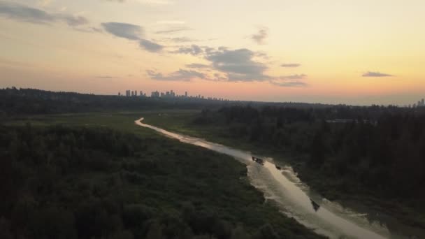 在充满活力的日落中 您可以欣赏到城市中伯纳比湖的鸟图 拍摄于加拿大不列颠哥伦比亚省大温哥华 — 图库视频影像