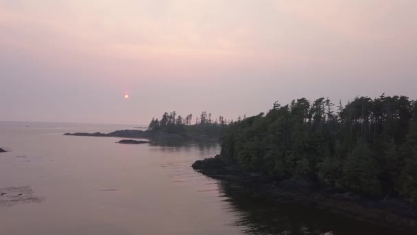 在多云的夏季日落时 可以欣赏到太平洋海岸的空中海景 拍摄于加拿大 温哥华岛 Ucluelet — 图库视频影像